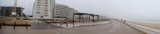 Nico s'exerce aux panoramiques avec le nouvel appareil photos de Noël, là où le précédent a disparu (cet été). Le front de mer devrait être terminé pour la saison estivale. Ca fera une jolie piste de rollers.