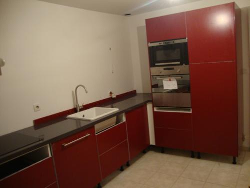  Les deux meubles hauts, c'est la classe. Et la petite plinthe rouge, elle est pas mimi ? Et en plus, indispensable.