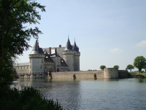 A Sully, le château est joli. La promenade le long du cours d'eau aussi/ Le village, par contre... allez, on dira juste qu'on l'a traversé en courant.