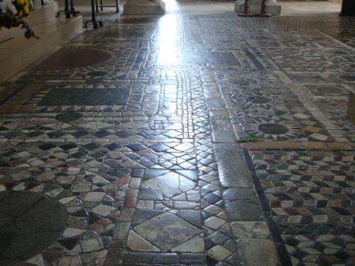 A St Benoît, on n'a que l'embarras des morceaux de patrimoine : ici, le pavage provenant des marbres de vieux temples romains, comme onles trouve dans les églises majeures de Rome.