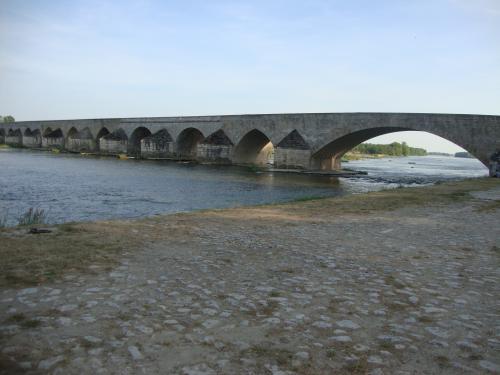 Le pont de Beaugency. Ici, tout le village est joli, surtout dans les parfums et le calme d'une soirée estivale.