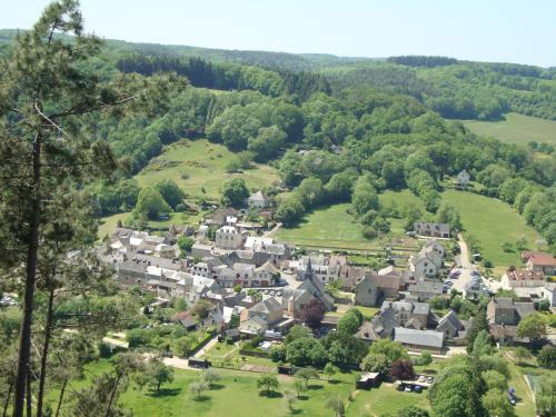 Finalement, chez nous, c'est joli aussi . Depuis le temps qu'on va à St Léonard-des-bois, on n'était jamais allé de l'autre côté du cirque (les gradins, quoi).