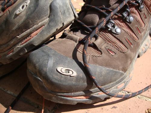 Les nouveaux chaussons pour marcher plus vite, mieux, plus loin. Merci à tous ceux qui m'ont permis de renouveler cette partie de ma garde-robe. De cette qualité là, c'était presque un rêve !