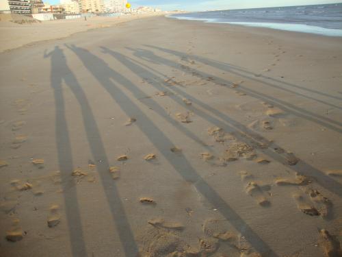 Le soir, peu avant le coucher du soleil, sur la plage, à Saint-Jean