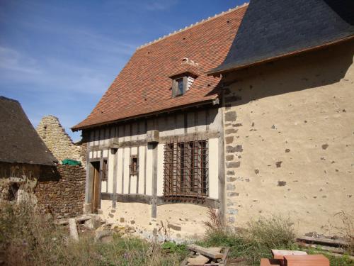 Au bout du corps principal de logis, un pavillon a été rajouté, d'après analyse des taces sur le pignon. C'est magnifique.