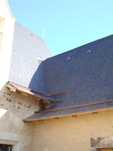 Juste un détail sur le travail des chevrons, des goutières, des couvertures... Ces noues sont très impressionnantes.