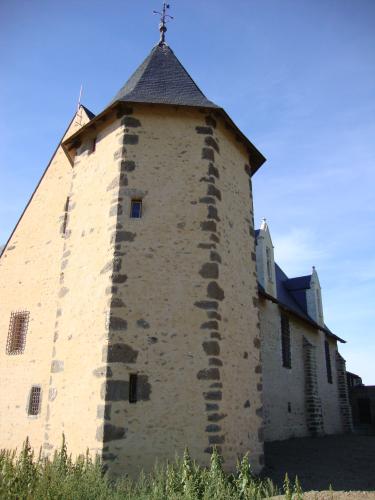 La vue qui nous est la plus familière, depuis notre berge. Cette place était un péage, placé sur un gué de Sarthe.