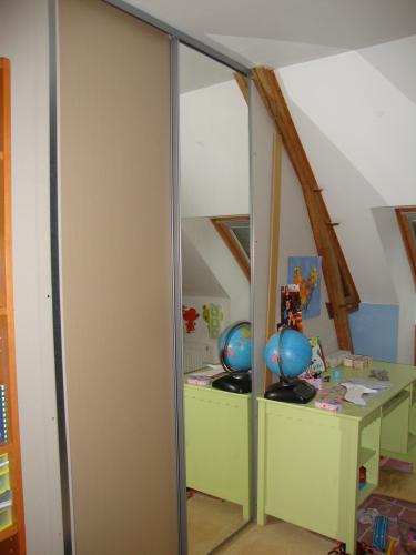 Puis on fait une cloison dans l'autre chambre (la plus grands), dans laquelle est intégré un autre placard