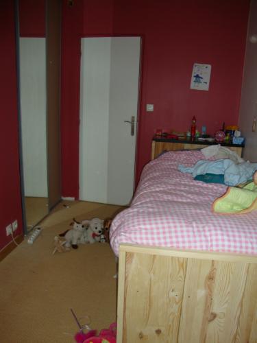 Chambre avec vue sur les placards. Sous un autre angle, c'est vrai, on aurait plus apprécié les rangements sous le lit. Mais on aurait vu aussi plus de bazar au pied du lit.