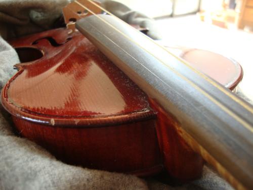 Les violons sont comme les vins. Ils sont meilleurs vieux. Celui-ci va retrouver sa voix bientôt, sous l'archet d'Emile.