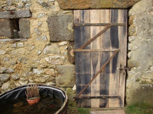 Ouvrez la porte, vous nous trouverez peut-être derrière (Daddy est venu nous poser les portes des soues, faites pour durer, elles sont en chêne, pèsent 1.5 tonnes chacune, et celle-ci a pris un coup de froid la veille d'être posée : elle s'est noircie d'un coup !
