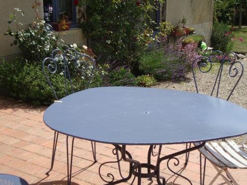 On repeint la table de la terrasse de la même couleur que les huisseries