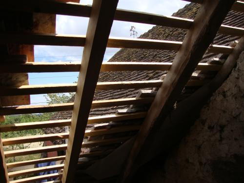 On regarde d'où souffle le vent pour éviter de tomber au pied de l'échaffaudage ou de prendre le prochain grain.