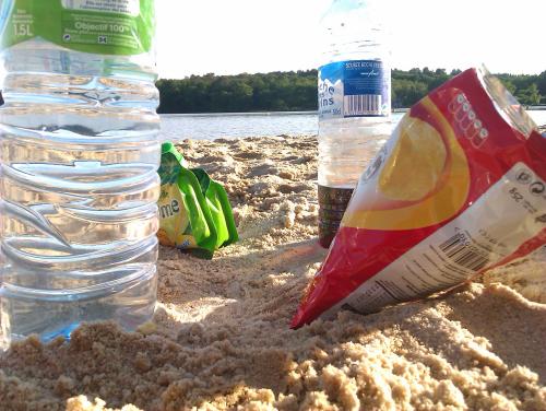 Voila, c'est tout ce qu'on a laissé sur la plage. Personne n'a vu, c'était désert. En plus, on a tout enfoui ! ! ! Non, bien sûr. Au-delà du sujet assez peu glamour, l'intérêt de la photo réside dans le fait que c'est la première que l'on intègre depuis le nouveau "smartphone" de Nico.