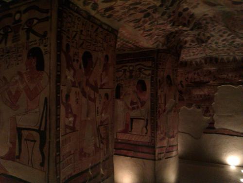 La galerie égyptienne du Musée de Tessé, gatuite le dimanche pour les enfants et deux euros pour les adultes, la culture est décidément ruineuse, en vaut pourtant la peine. On se prendrait pour Indiana Jones.