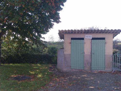 Oui, certes,c’est un peu anachronique pour parler vélo, mais les toilettes de la salle municipale de St Germain (salle qui va être refaite en 2012) étaient particulièrement exotiques.