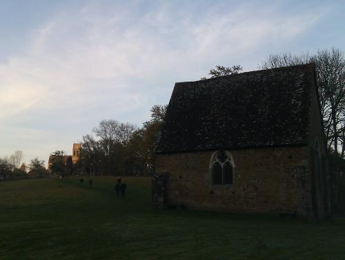 Plus classique, nous longeons la Sarthe dans la boucle autour de la petite chapelle. L'humidité est saisissante, à 16h30, le brouillard qui se lève luidonne un côté profondément mystique.