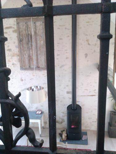 Fin du chantier : placer le colis de 150 kgs sous la trémie et assurer le tubage. Pas trop dur ! ! ! Ici, le poêle vu de la mezzanine.