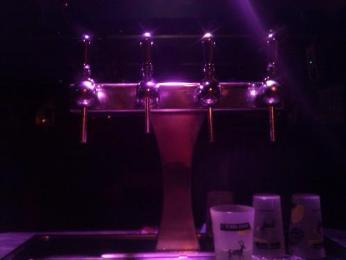 Le bar le plus singulier du monde (ou presque) : à peine plus large que sa rampe de pompes, soit à peine un mètre, toutes les consos et les verres à portée de main, pas besoin de faire des kilomètres pour encaisser.... Halala, nostalgie, quand tu nous tiens., 
