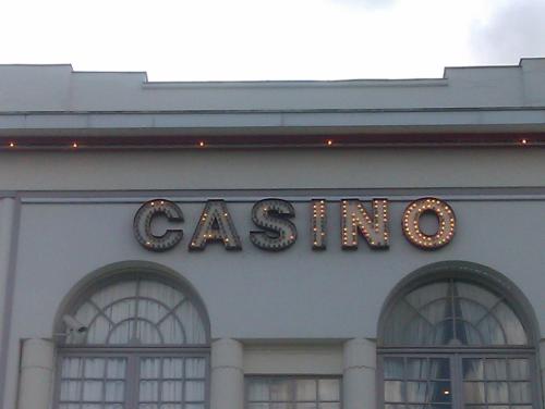 La réponse n'est pas "au casino". Et nous sommes ressortis fauchés, vous pensez bien.Depuis, on essaie de se refaire au loto.