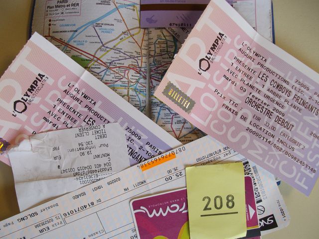 un billet de tram, un billet de train, une facture Quick, 6 tickets de métro, un ticket de vestiaire, 2 demis.