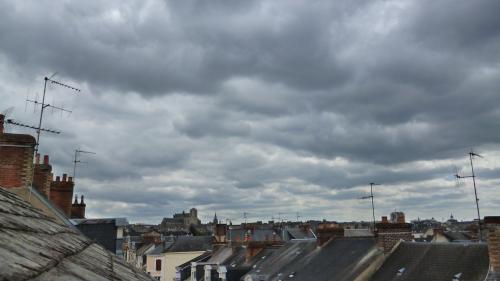 Petite pause contemplative au moment de poser le... 43ème vélux, je crois. C'était il y a quelques mois, le compte est monté à 48, depuis.
