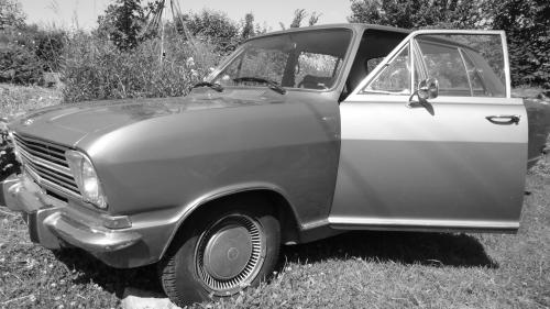 Opel Kadett modèle 1971. Roule, ou presque, ma poule.