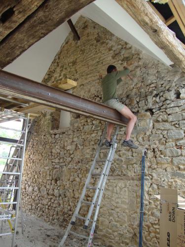  Pour se faire la main et roder la machine, piqueter un mur en profitant de la musicalité du marteau burineur... c'est mieux que le chant des oiseaux à l'ombre sur une terrasse.