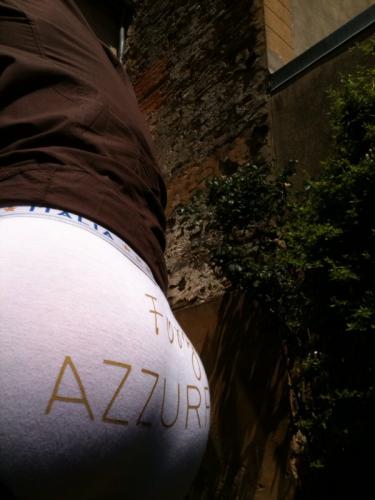 Heu, là, évidemment, ce serait prétentieux de dire que je suis un champion du monde, mais en tout cas, le boxer italien me va très bien. Très chic, non ?