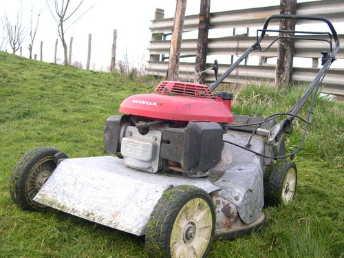 Pure Honda jardin modèle... 1997 ? ? , carter acier  rouillé repris à la tôle galva, super cylindrée, avec poignée de vitesse, 4 roues, bac à herbe et fumée au démarrage. De la balle à compète, quoi ! ! Je crois savoir qu'on fait quelques jaloux alentours.   